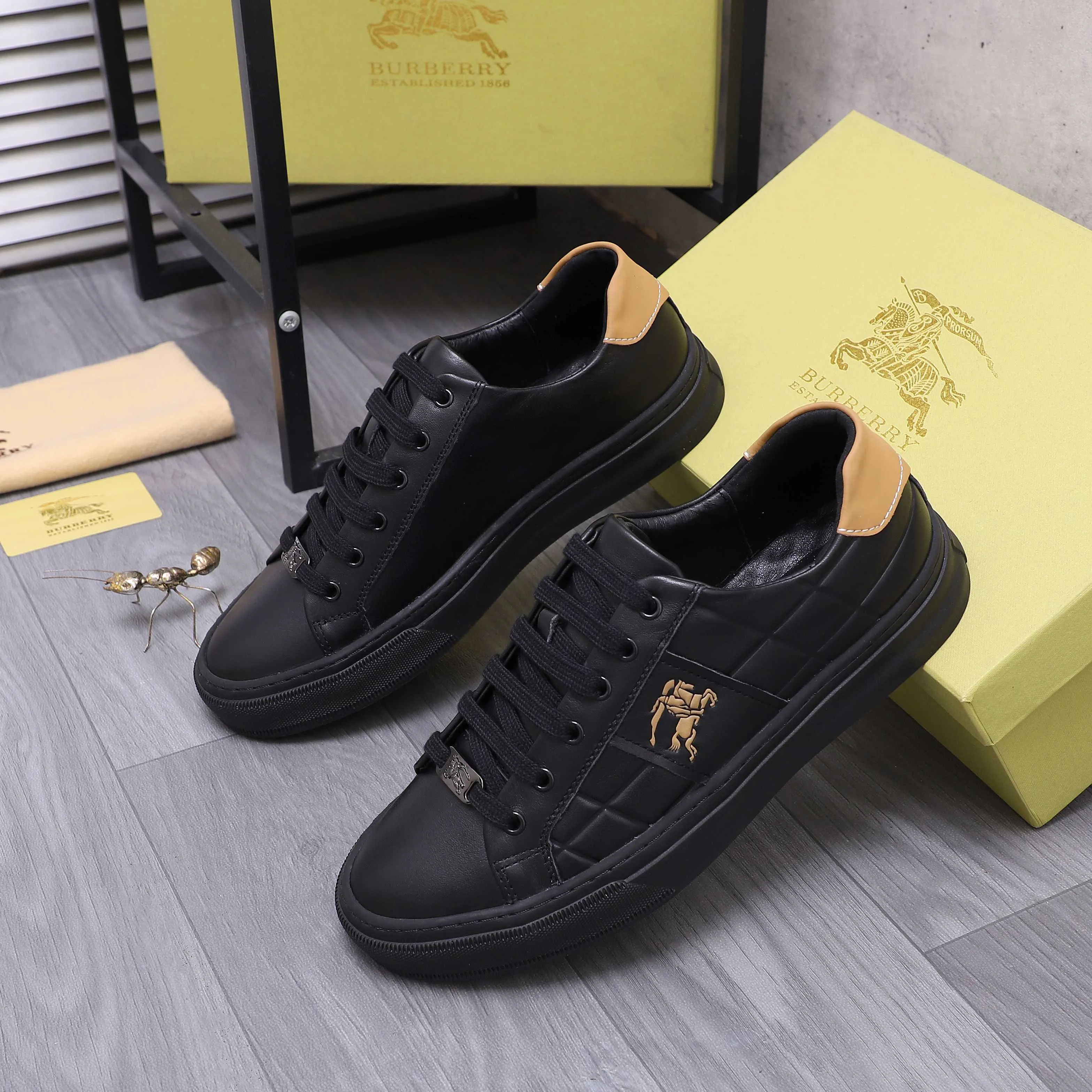 Men's shoes 💰p400 Product trademark: Burberry "Burberry" casual shoes Regular size: 38-44 Product materials: Selected cowhide embossed upper, pigskin lining, rubber outsole
